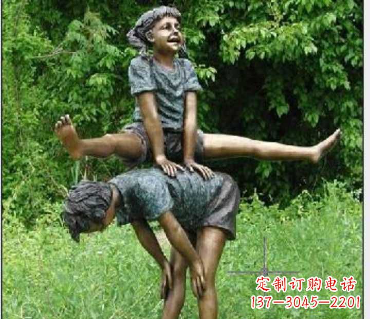 重庆玩跳山羊的儿童铜雕