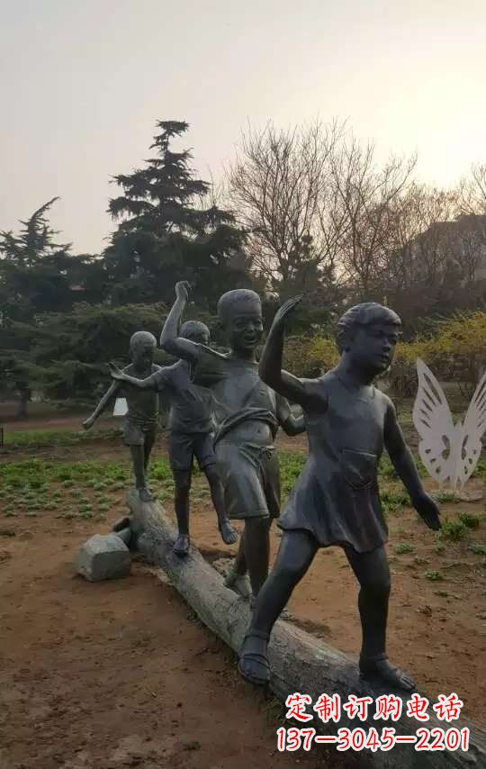 重庆玩走独木桥儿童铜雕