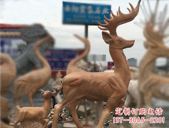 重庆晚霞红动物驯鹿公园石雕