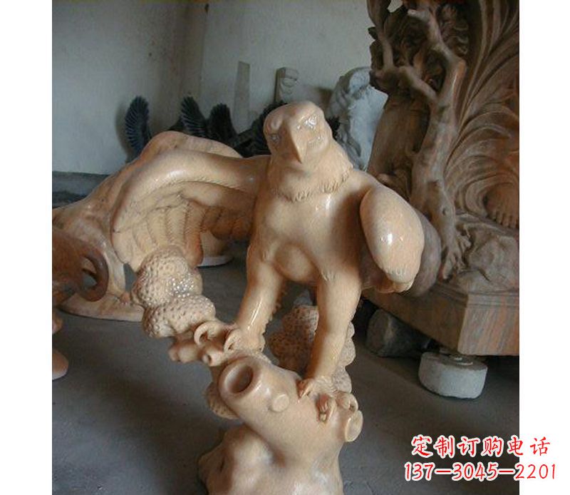 重庆晚霞红老鹰石雕