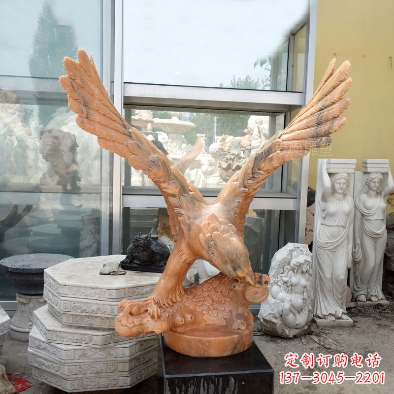 重庆晚霞红老鹰石雕塑