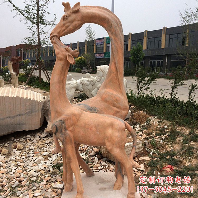 重庆晚霞红石雕长颈鹿-校园公园母子亲情景观雕塑