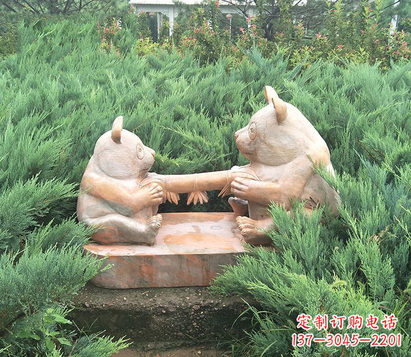 重庆晚霞红熊猫母子石雕
