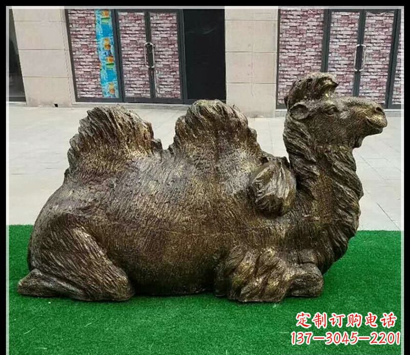 重庆卧在草地的骆驼铜雕