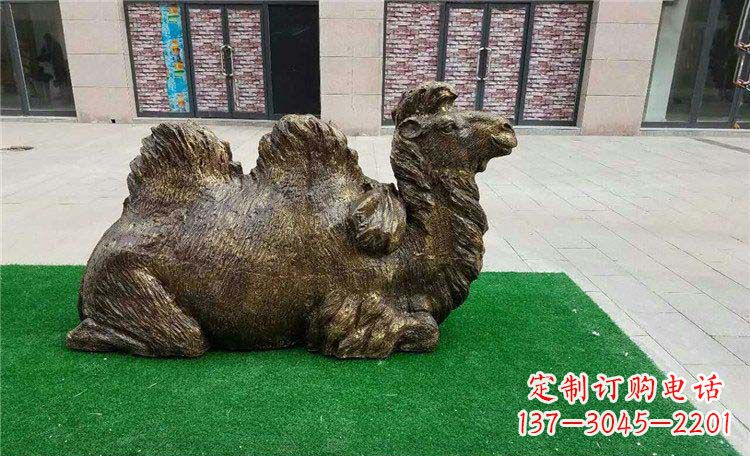 重庆卧着的骆驼动物铜雕