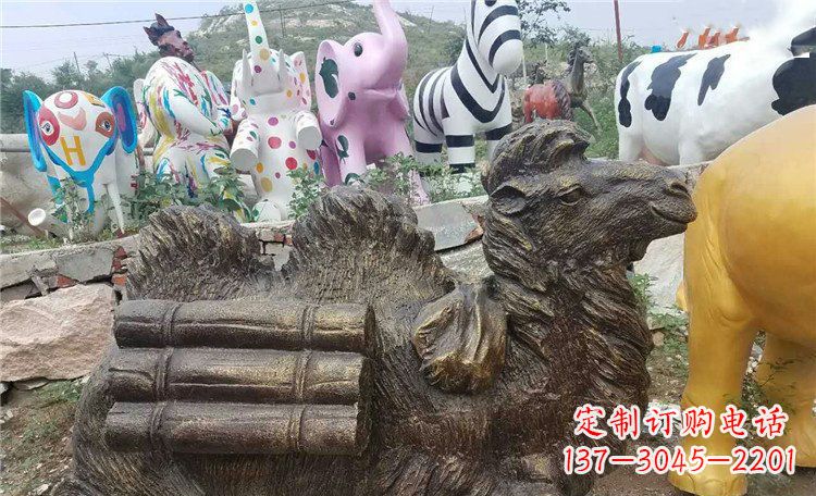 重庆卧着的骆驼动物铜雕 (2)