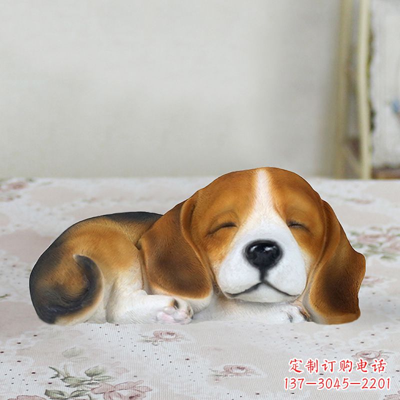 重庆卧姿比格犬仿真雕塑,睡觉的小狗狗是内美陈动物雕塑摆件