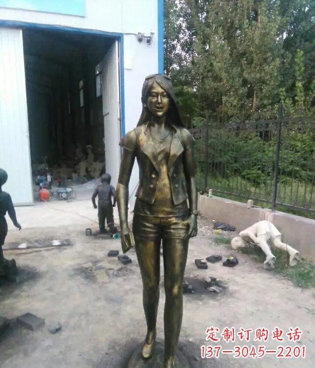 重庆现代美女广场人物铜雕