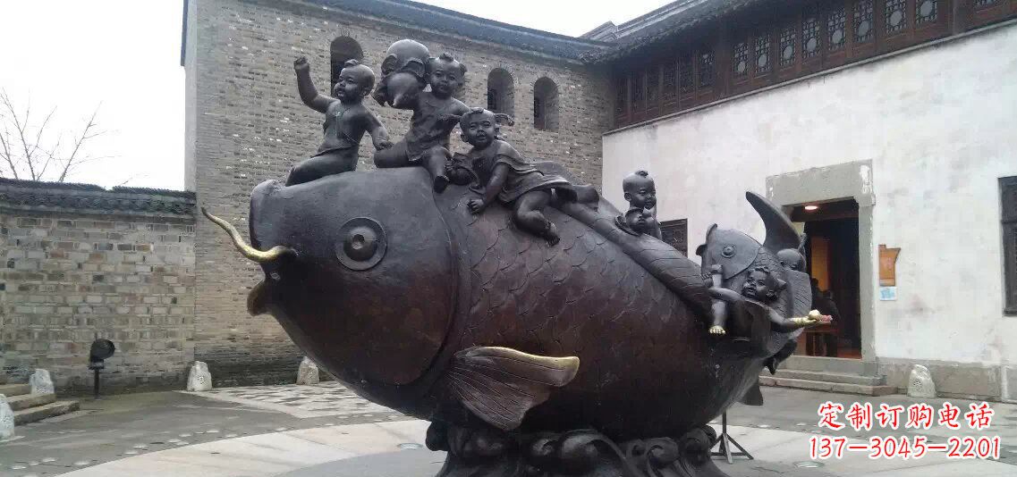 重庆小孩骑鱼铜雕