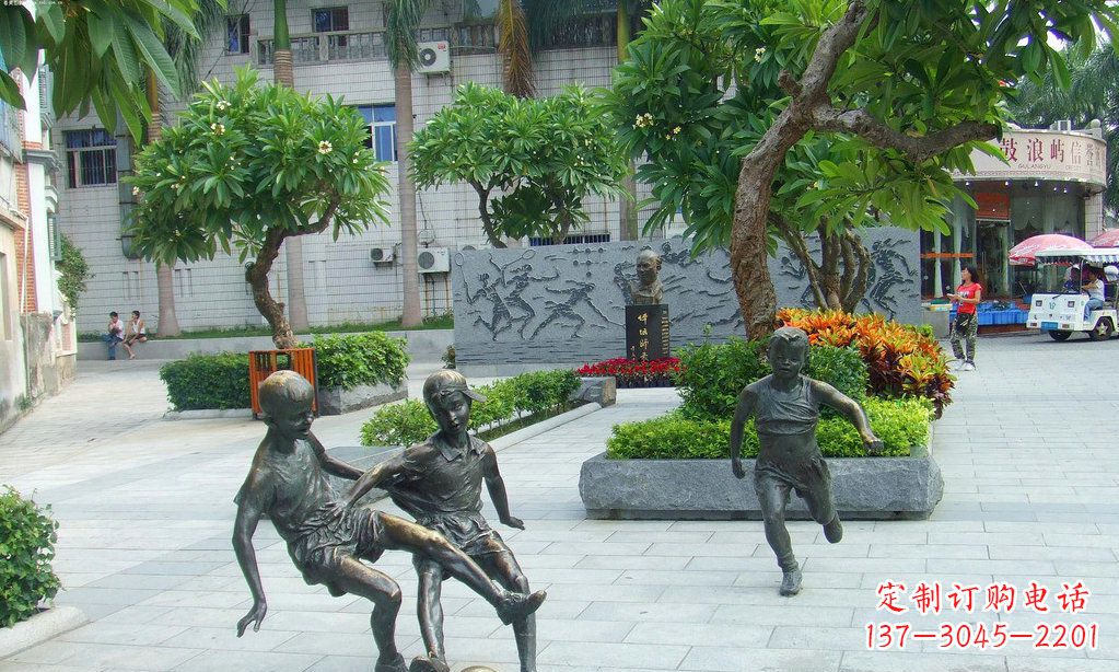 重庆小孩踢足球铜雕