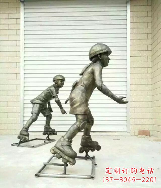 重庆小孩玩轮滑公园人物铜雕