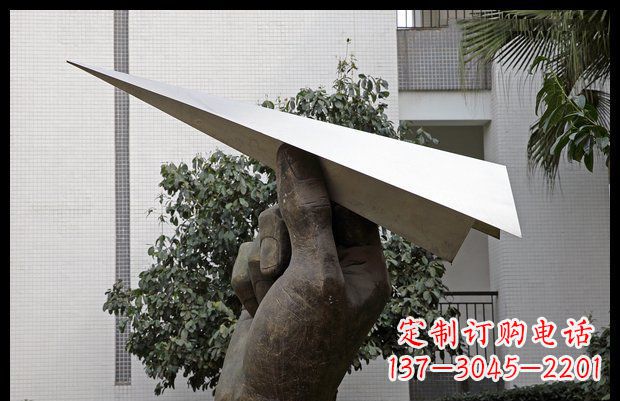重庆小区不锈钢手拿纸飞机雕塑