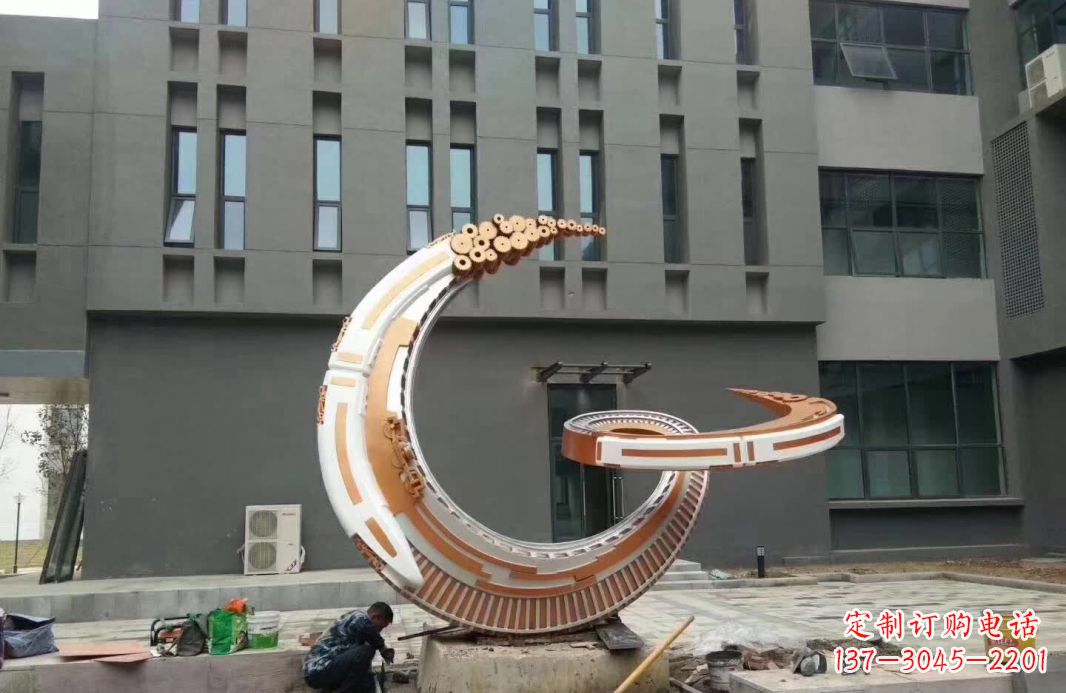 重庆小区抽象不锈钢月亮雕塑
