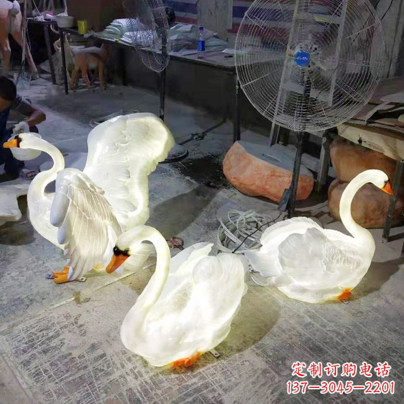 重庆小区园林草坪发光天鹅景观雕塑摆件