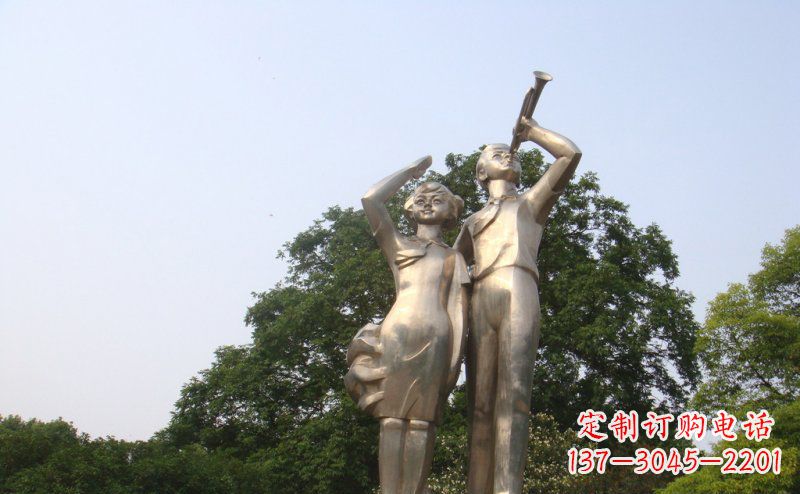 重庆校园吹军号敬礼的小学生人物景观铜雕