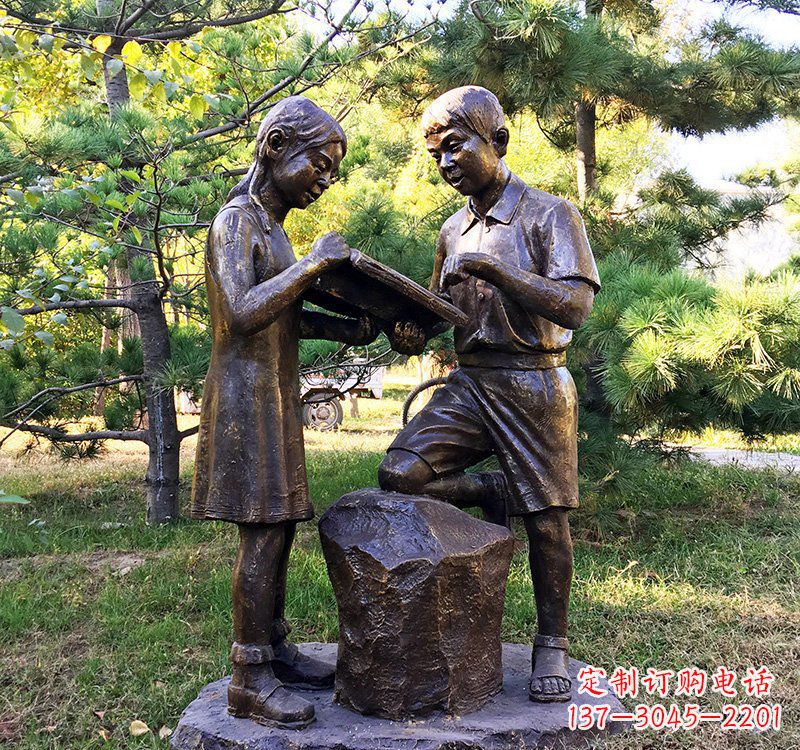 重庆校园读书的学生铜雕