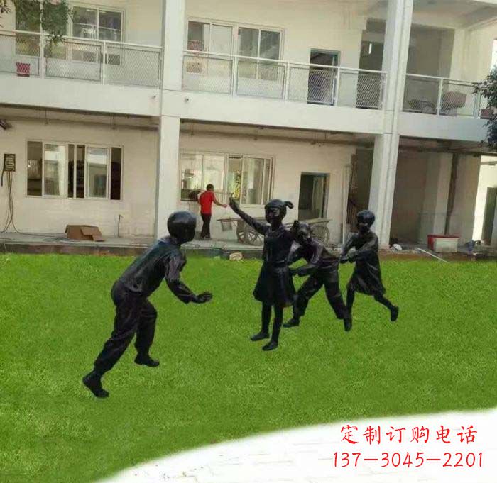 重庆校园儿童玩老鹰捉小鸡铜雕