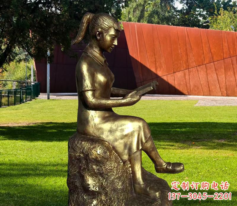 重庆校园看书的女孩铜雕 