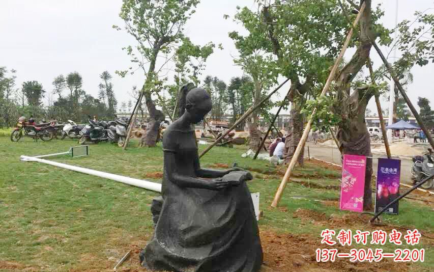 重庆校园看书女孩雕塑