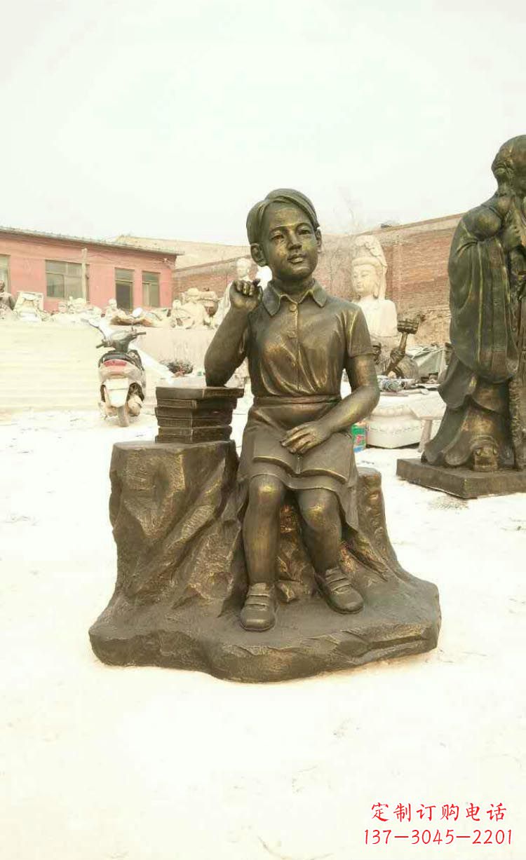 重庆校园看书思考的学生铜雕