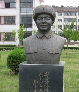 重庆校园雷锋铜像