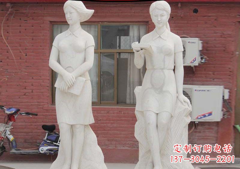 重庆校园拿书本的学生石雕