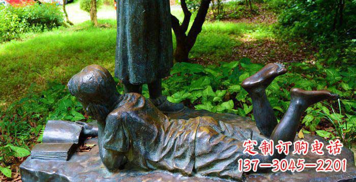 重庆校园趴着看书的小男孩人物铜雕