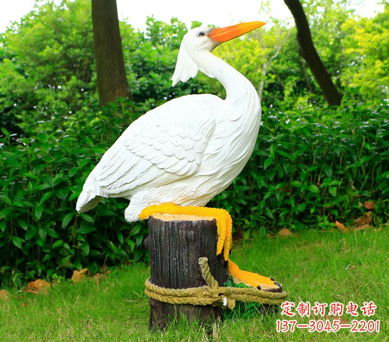 重庆一男一女抱一只鸽子雕像