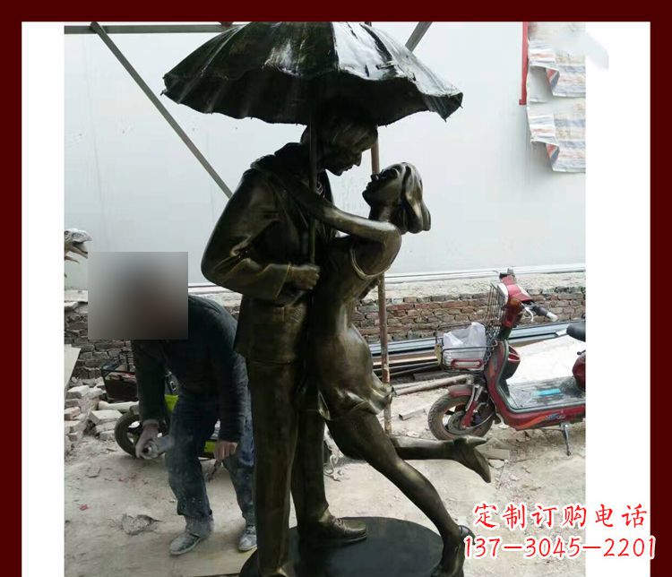 重庆雨伞下拥抱的情侣铜雕