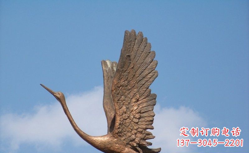 重庆展翅高飞的仙鹤动物铜雕
