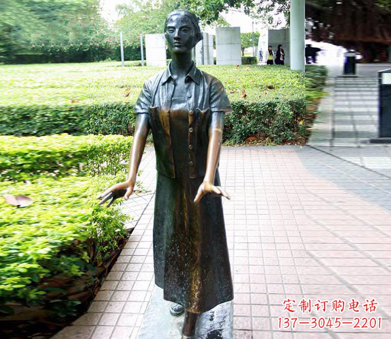 重庆走路的盲人女孩铜雕