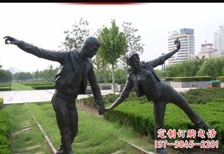 重庆走铁轨的情侣铜雕