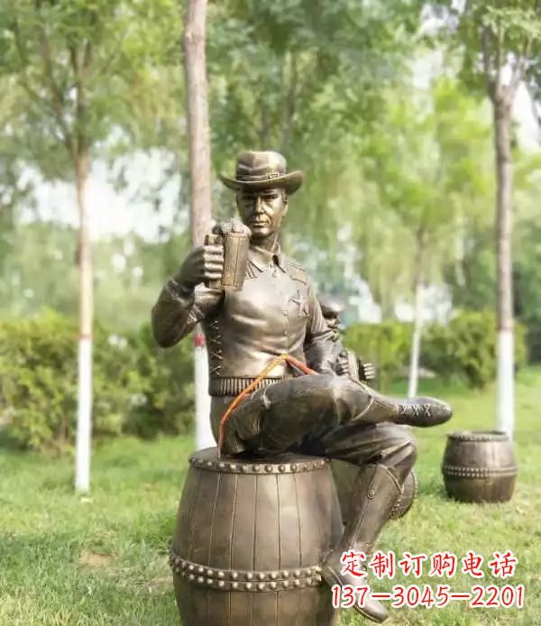 重庆坐酒桶喝啤酒的牛仔铜雕