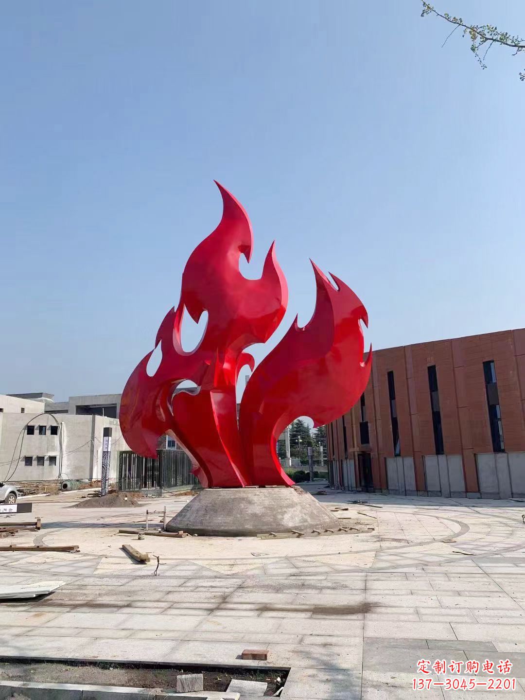 重庆大学操场抽象不锈钢火苗雕塑