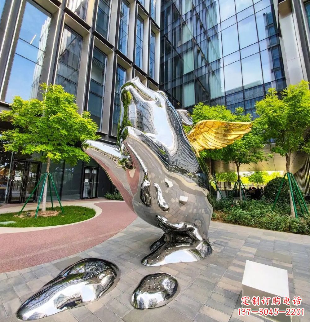 重庆猪雕塑-酒店门口一只带翅膀不锈钢镜面猪雕塑